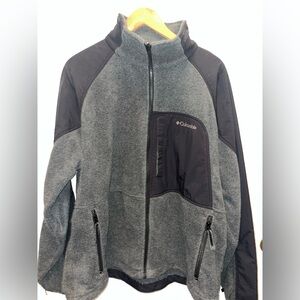Pre-Owned Columbia Men's  Two-Tone Fleece Jacket in Gray and Black- X-Large